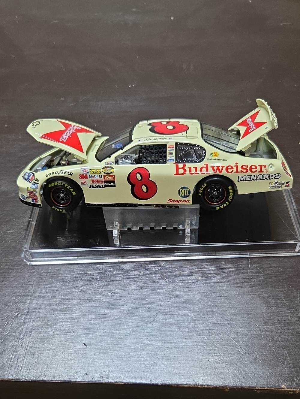 Dale Jr. #8 Budweiser Cream and Red 2006 Father's Day 1:24 Car